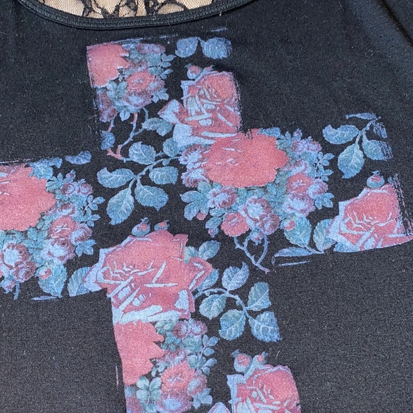 Nollie Cross Tee w Lace Back - Picture 3 of 3